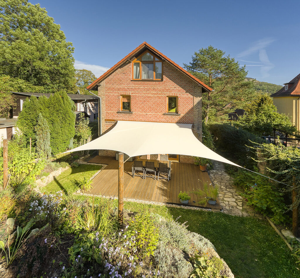 Maßgeschneiderte textile Überdachung für moderne Architektur von David du Bellier