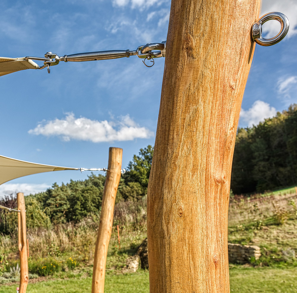 Maßgeschneiderte textile Überdachung für moderne Architektur von David du Bellier