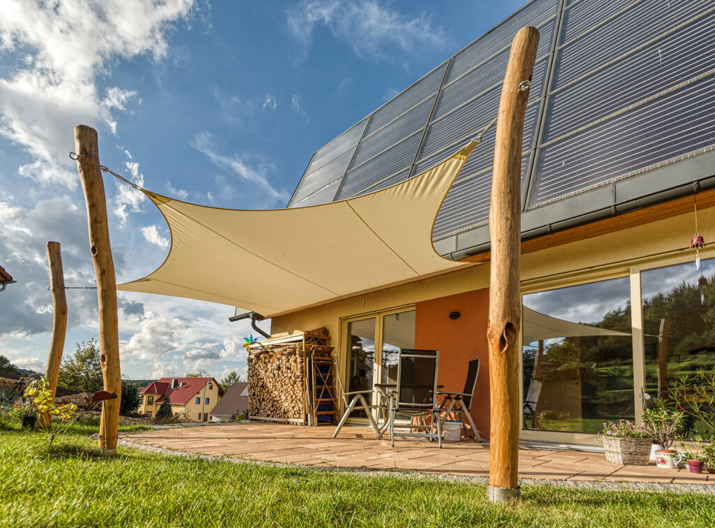 Maßgeschneiderte textile Überdachung für moderne Architektur von David du Bellier