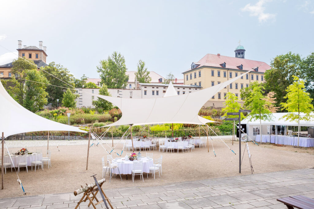 Maßgeschneiderte textile Überdachung für moderne Architektur von David du Bellier