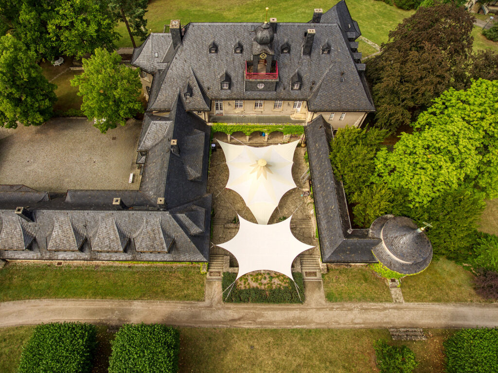 Maßgeschneiderte textile Überdachung für moderne Architektur von David du Bellier