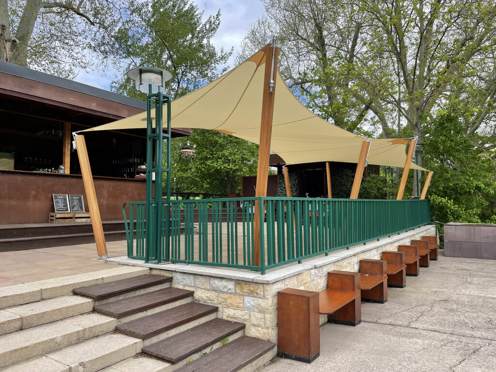 Maßgeschneiderte textile Überdachung für moderne Architektur von David du Bellier