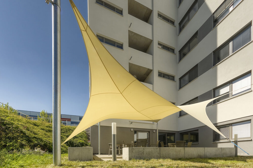 Maßgeschneiderte textile Überdachung für moderne Architektur von David du Bellier