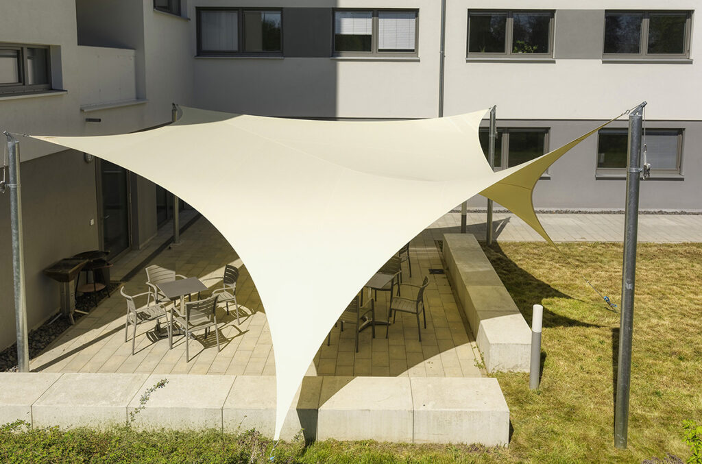 Maßgeschneiderte textile Überdachung für moderne Architektur von David du Bellier