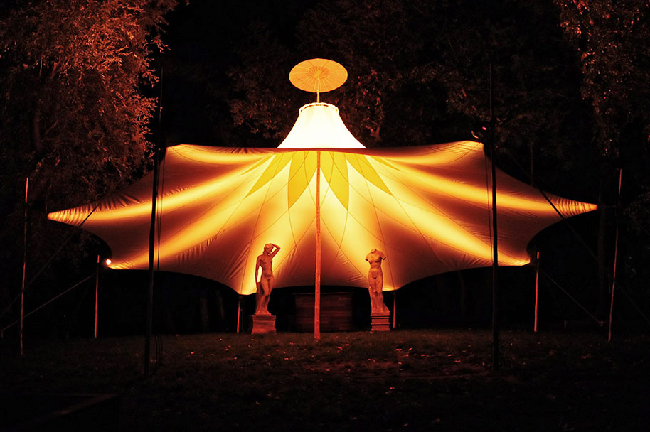 Maßgeschneiderte textile Überdachung für moderne Architektur von David du Bellier