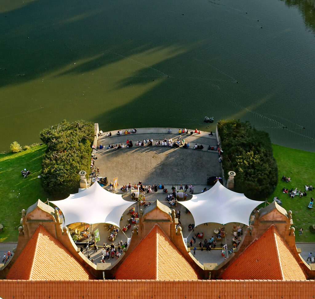 Maßgeschneiderte textile Überdachung für moderne Architektur von David du Bellier